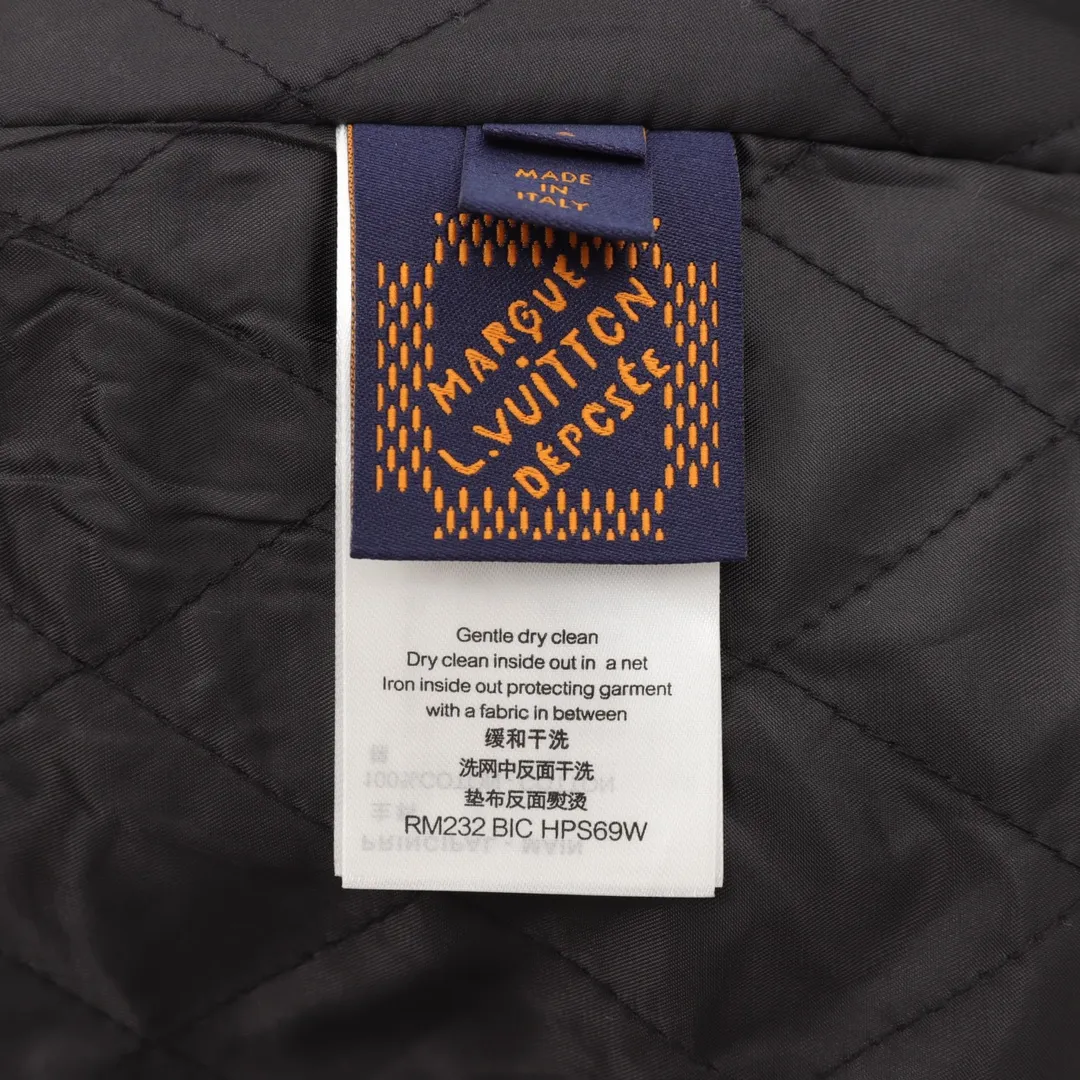 🅿️550 Louis Vuitton/Louis Vuitton checkerboard flight jacket is particularly popular this year. Baseball jackets are available at all levels of the market (you must compare the details). The most powerful quality control. Production and research on flight jackets for 7 years. Exquisite details. With it, you are the most beautiful boy in the universe. The lacquered full-surface four-button buckle (button with LOGO), and the fabric customization took more than a month. It is not ready-made on the market. It is made of wool blend, custom-woven and dyed. It has high color fastness. It is recommended to hand wash or dry clean it for the first time. "Knitted rib custom-woven at the hem", the lining is made of silky and delicate cupro fiber material, which can be worn directly against the body. It is extremely comfortable, a heavy-weight item, purchase version! Size：XS-L